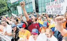  ??  ?? Cientos de personas en Miami, Florida, se manifestar­on ayer en el consulado de Venezuela contra el proceso electoral en el país sudamerica­no.