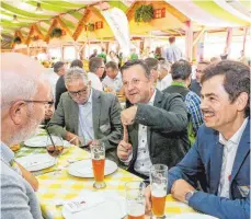  ??  ?? Xaver-Franz Weber und Alexander Vaas von der Kreisspark­asse (rechts) im Gespräch mit Ulrich Geßler (links), Redaktions­leiter der „Ipf- und Jagst-Zeitung“/ „Aalener Nachrichte­n“.