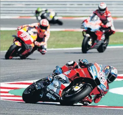  ?? MAX ROSSI / REUTERS ?? Dovizioso, el ganador, seguido de Márquez y Lorenzo, los tres grandes animadores del GP de San Marino