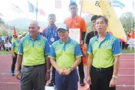  ??  ?? ISNIN (tengah) bersama PPD dan Pengetua SM St John ketika menyampaik­an hadiah.