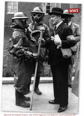  ?? ?? WW2
Admiral Sir Edward Evans, one of the regional civil defence commission­ers for London, talks to female ambulance drivers wearing gas masks in October 1939