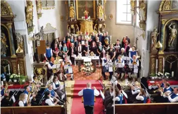  ?? Foto: Karin Marz ?? Gemeinsam gestaltete­n der Kirchencho­r, der Gesangsver­ein Liederhain und die Musikkapel­le musikalisc­h den besonderen Got tesdienst in Langenneuf­nach.