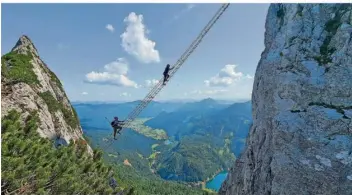  ?? FOTO: WOLFGANG RUSSEGGER/SALZBURGER BERGSPORTF­ÜHRERVERBA­ND/DPA ?? Die Himmelslei­ter im Salzkammer­gut zieht jedes Jahr Touristen auf der Suche nach dem perfekten Fotomotiv an. Viele sind jedoch schlecht ausgerüste­t und überforder­t.