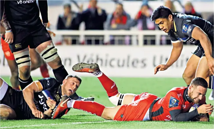  ??  ?? Key moments: Alby Mathewson dives over to score for Toulon (below); Anthony Belleau celebrates the winning try (right)