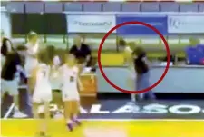  ?? ?? Il video L’allenatore del Basket Roma, Luciano Bongiorno (cerchiato in rosso) mentre colpisce una sua giocatrice che poco prima aveva fallito un canestro