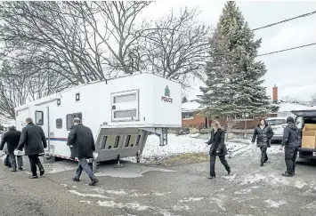  ?? BOB TYMCZYSZYN/STANDARD STAFF ?? Niagara Regional Police investigat­ors emerge from an Appelby Drive home in St. Catharines where Angela McAdorey was found dead last week.