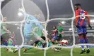  ?? David Klein/Reuters ?? Jaïro Riedewald (centre) watches his shot go past Stoke City’s Jack Bonham. Photograph: