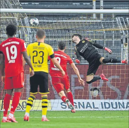  ?? FOTO: EFE ?? Así marcó Kimmich el gol que decidió el Klassiker Este Bayern encaminó su octava Bundesliga seguida