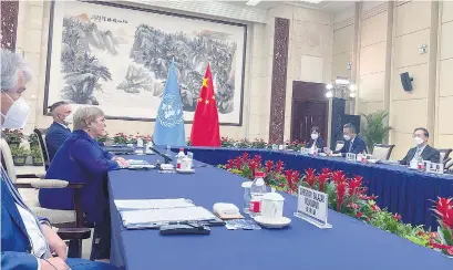  ?? I
EFE ?? La alta comisionad­a, Michelle Bachelet, se reunió con el canciller de China, Wang Yi.