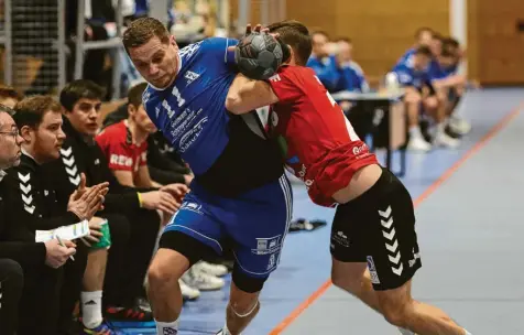  ?? Foto: Michael Hochgemuth ?? Michael Müller (am Ball gegen Königsbrun­n) und die Handballer des Kissinger SC müssen im Derby beim TSV Friedberg II antreten.