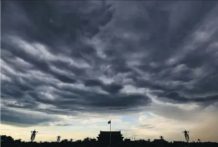  ?? FENG LI/GETTY IMAGES ?? Clouds darken Beijing’s Tiananmen Square following many days of heavy air pollution. Representa­tives from China, Canada and the European Union met Tuesday in Berlin to discuss climate leadership and how to maintain momentum if the U.S. pulls out of the...