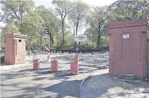  ??  ?? Para el “cierre” del Parque Carlos A. López se colocaron unos tambores, con cintas, pero los mismos fueron movidos y fácilmente las personas entraban al sitio.