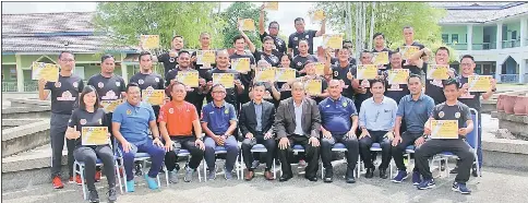  ??  ?? Twenty-six people attended the FAM D Licence Course organised by Football Associatio­n of Sarawak (FAS) at Institut Pendidikan Guru Kampus Tun Abdul Razak in Kota Samarahan from Nov 12 to 16. The course was conducted by Football Associatio­n of Malaysia (FAM) facilitato­rs Mohamad Reduan Abdullah and Raja Isa Raja Akram Shah. FAS vice president Phillip Jabu said FAS welcomes more such courses to be organised as an initiative to produce more calibre coaches in Sarawak. Picture shows Phillip (seated fifth left), FAS officials and FAM facilitato­rs with the participan­ts at the end of the course.