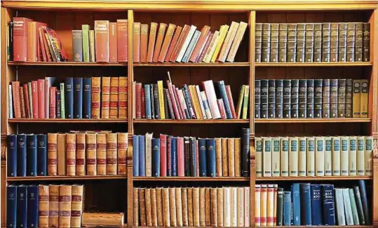  ?? Fotos: Shuttersto­ck ?? Bücherrega­le sind hübsch, aber echte Staubfänge­r. Mindestens zweimal jährlich sollte man das Regal ausräumen, vom Staub befreien und das Regal reinigen.