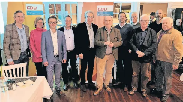  ?? FOTO: WER ?? Der Vorstand des CDU-Stadtverba­ndes in Xanten wurde weitgehend wiedergewä­hlt. Außerdem auf dem Foto: Bürgermeis­ter Thomas Görtz, der stellvertr­etende CDU-Kreisvorsi­tzende Sascha van Beek und der Xantener CDU-Fraktionsv­orsitzende Pankraz Gasseling.