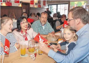  ??  ?? Familiär geht es am Wahlabend bei Stella Kirgiane-Efremidou im Brauhaus Zollernalb zu. Für die Weinheimer­in ist das Ergebnis enttäusche­nd.