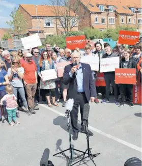  ?? FOTO: AFP ?? El líder laborista, Jeremy Corbyn se dirige a sus partidario­s en un acto de campaña en Leeds, Inglaterra.