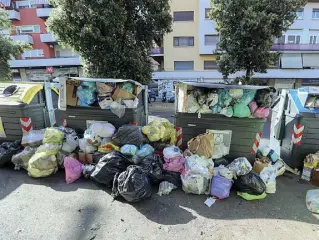  ?? ?? Ore 16 di ieri Via Baldo degli Ubaldi, all’Aurelio. A meno di 24 ore dall’incendio di Malagrotta, il sistema di raccolta, già ai limiti, è andato in tilt. (foto Benvenuti/ LaPresse)