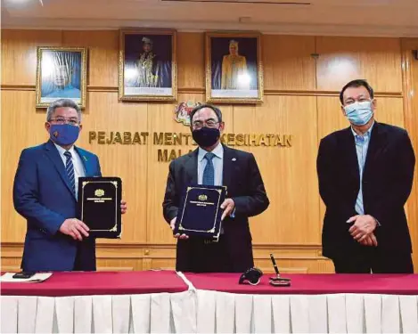  ?? BERNAMA PIC ?? Health Minister Datuk Seri Dr Adham Baba (second from left) and Solution Biologics Sdn Bhd (SolBio) chief executive officer Datuk Mohd Nazlee Kamal (third from left) at the signing of an agreement between the ministry and SolBio in Putrajaya yesterday.