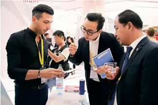  ?? Cnsphoto ?? La Feria Internacio­nal de Inversión y Comercio de Xiamen 2017 se celebra en el Centro Internacio­nal de Convencion­es y Exposicion­es de Xiamen. Muchas empresas de Brasil, Rusia, India, Sudáfrica, Tailandia, México y otros países participan en la...