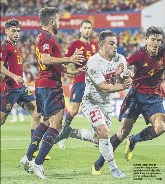  ?? foto: efe ?? Xherdan Shaqiri trata de zafarse de varios jugadores españoles durante el partido que la Roja y Suiza disputaron ayer en La Romareda de Zaragoza