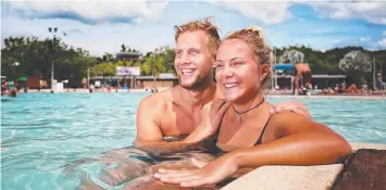  ?? Picture: BRENDAN RADKE ?? IT’S FINE: Swedish tourists Anders Harnebrand­t and Malin Hjalte in Cairns Lagoon.