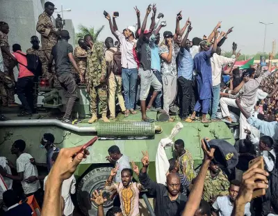  ??  ?? La rivolta Dimostrant­i nella capitale sudanese Khartoum festeggian­o la caduta del regime (Ap)