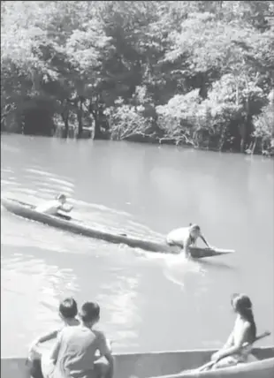  ?? ?? Women paddling by hand during a canoe race