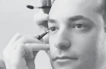  ?? VICTOR LLORENTE/THE NEW YORK TIMES ?? Joey Healy tweezes a client’s eyebrows Oct. 10 at his studio in New York.