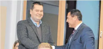  ?? FOTO: BIANKA ROITH ?? Ulrich Braun (links) wird als neuer CDU-Rat von Bürgermeis­ter Schuhmache­r verpflicht­et.