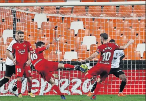  ??  ?? Calleri golpea el balón que acabó en el fondo de la red de Jaume.