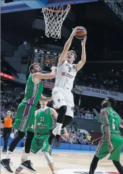  ??  ?? BUSCÓ EL ARO. Doncic hizo mucho daño al Unicaja con sus entradas.