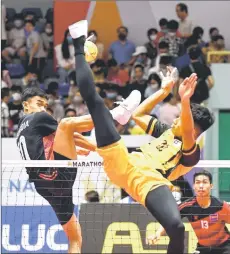  ?? ?? Malaysia’s Muhammad Redwan (right) in action during the match against Cambodia. — Bernama photo