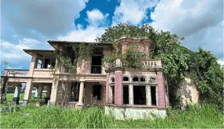  ?? ?? (right) nam hoe Villa, now abandoned, is said to have once hosted pre-independen­ce meetings chaired by Tunku abdul rahman.