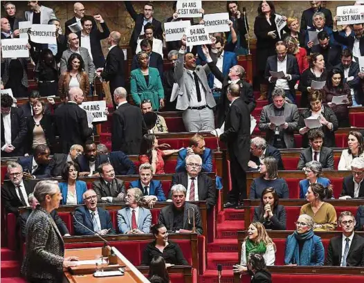  ?? ?? Mehrere Abgeordnet­e protestier­ten während der Rede von Elisabeth Borne.