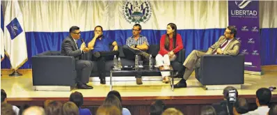  ??  ?? Conversato­rio. Las elecciones de alcaldes y diputados de marzo próximo fue uno de los temas abordados durante el conversato­rio que tuvo el cuarteto de movimiento­s en el auditorium de la ASI el martes pasado.