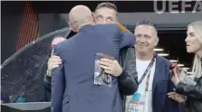  ?? ?? Il diesse del Siviglia, Monchi, abbraccia Totti prima della finale