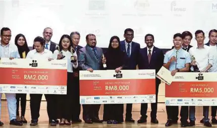  ?? [FOTO MUHD ZAABA ZAKERIA/BH] ?? Timbalan Gabenor Bank Negara, Abdul Rasheed (tengah) bersama pemenang sempena majlis penyampaia­n hadiah Anugerah Video Belia 2016 di Kuala Lumpur, semalam.