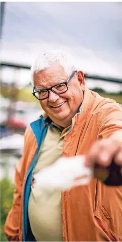  ?? FOTO: ANNE ORTHEN ?? Inzwischen hat er einen Blick dafür: Ingo Lentz kann Müll und Unrat nur schwer liegen lassen.