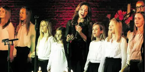  ?? BILD: PIET MEYER ?? Gemeinsam im Advent: Für vier traditione­lle Weihnachts­lieder bekommt Vicky Leandros auf der Bühne Unterstütz­ung vom Kinderchor „Sonnenstim­men“.