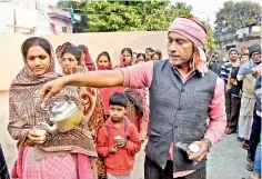  ?? PTI ?? A man offers tea to people waiting to cast their votes for the Bihar Panchayat polls, at Danapur in Patna on Sunday.
—