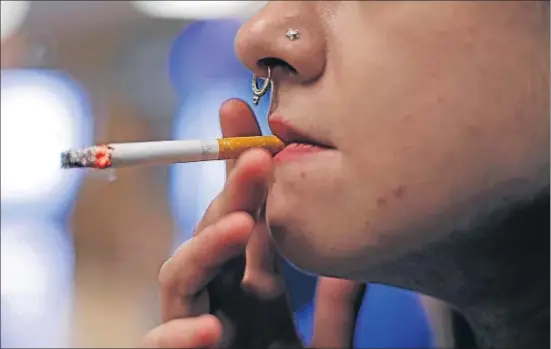 ?? GENE J. PUSKAR / AP ?? Los primeros cigarrillo­s se suelen probar entre los 13 y los 14, según la asociación Catalunya contra el Cáncer
