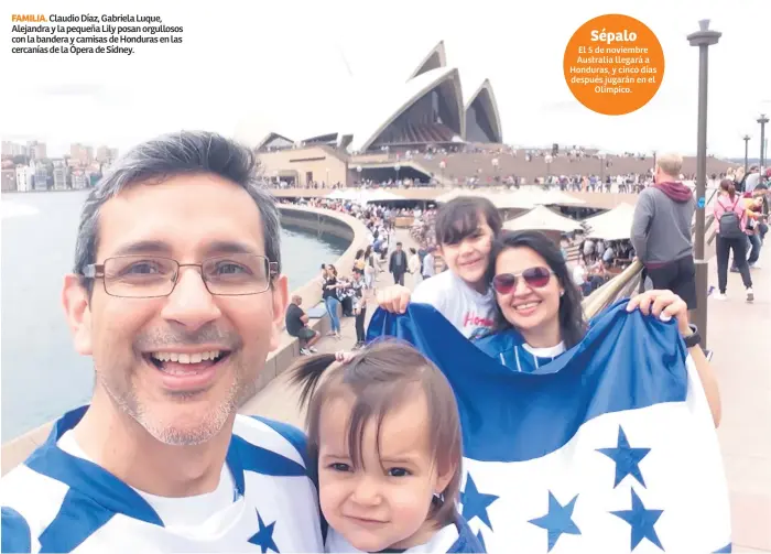  ??  ?? Familia. Claudio Díaz, Gabriela Luque, Alejandra y la pequeña Lily posan orgullosos con la bandera y camisas de Honduras en las cercanías de la ópera de Sídney.