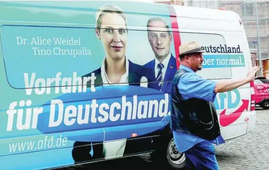  ?? EFE ?? Un cartel de los candidatos de AfD, Alice Weidel y Tino Chrupalla, en una furgoneta de campaña