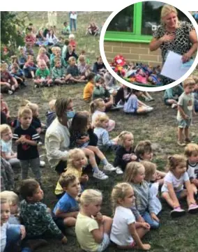  ?? FOTO ELKE LAMENS ?? De kinderen wachten op Griet Rossau (inzet), die de school verlaat en directrice wordt in Lier.