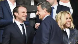  ?? (Photo AFP) ?? Emmanuel Macron, Nicolas Sarkozy et Brigitte Macron le  mai  au Stade de France (Saint-Denis). Le courant a l’air de bien passer entre les deux hommes...