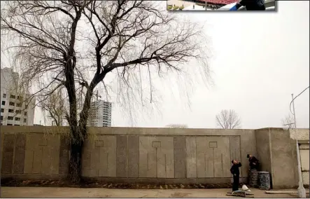  ?? AP/NG HAN GUAN ?? North Korean men look up as a plane flies overhead in Pyongyang, North Korea, Thursday, April 12, 2012. The press bus took a wrong turn, and suddenly, everything changed.