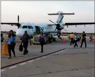  ??  ?? Llegada de los pasajeros en el vuelo inaugural de la ruta Mérida-Villahermo­sa que desde ahora ofrece la compañía Aeromar