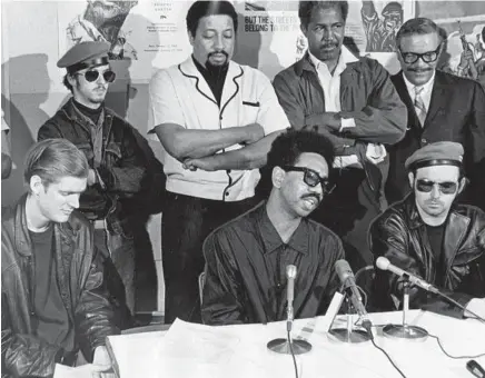  ?? STEVE KIPP/CHICAGO TODAY ?? Black Panther Defense Minister Bobby Rush, seated center, talks about the judge who sentenced Panther Chairman Fred Hampton in 1969. Flanking Rush are members of sympatheti­c organizati­ons, including the Young Patriots, a group mostly comprised of white Appalachia­ns.