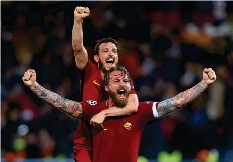  ?? Bild: ALESSANDRO BIANCHI ?? OSANNOLIKT. Men sant. Daniele De Rossi och Alessandro Florenzi jublar efter att deras Roma, på ett magiskt sätt, vänt underläge med 1–4 mot Barcelona till seger med 3–0 och avancemang till semifinal i Champions League.